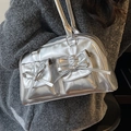 Bolso baguette de cuero PU plateado con bolsillos frontales y detalle de lazo - Plateado