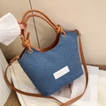Secchiello in denim blu con manici in pelle marrone annodati e tracolla regolabile - Marrone