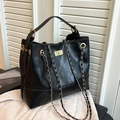 Bolso tote acolchado negro clásico con cadena dorada y cierre giratorio estilo casual - Negro