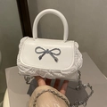 Mini borsa bianca con bordo in pizzo e fiocco in metallo argento con catena - Bianco