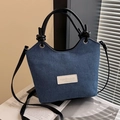 Secchiello minimalista in denim blu scuro con toppa fashion e manico a nodo - Nero