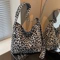 Grande borsa shopper con stampa leopardata bianca e nera e tracolla regolabile - Bianco