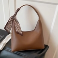 Borsa a spalla a mezzaluna marrone in ecopelle con foulard di seta decorativo a motivi - Marrone (Con Foulard in Raso)