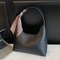 Borsa a spalla nera vintage con sciarpa di seta e texture in pelle raffinata - Nero (Con Foulard in Raso)