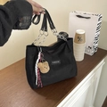 Bolso tote de ante negro con asas de cadena metálica y un colgante de oso decorativo - Con Colgante / Negro