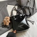 Sac à bandoulière noir brillant avec chaîne argentée et charm ours en peluche - Noir Avec Charme Chien Marron