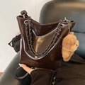 Sac seau en cuir brillant marron foncé avec bandoulière chaîne et un charm ours en peluche - Café Avec Pendentif Chien Brun