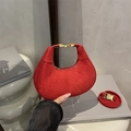 Rote Wildleder-Halbmondtasche mit Goldschnalle und verstellbarem Riemen - Rot
