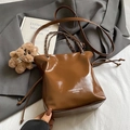 Sac seau en cuir ciré marron avec poignée chaîne et charm ours en peluche chic - Marron Avec Charme Chien Marron