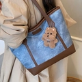Tragetasche in Denimblau mit braunem Lederbesatz und Welpen-Anhänger am Model - Blau Mit Braunem Hund Anhänger