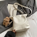 Sac seau en cuir blanc avec bandoulière chaîne et pendentif ours brun peluche - Blanc Avec Charme Chien Marron