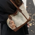 Retro-Shopper in Khaki mit braunen Ledergriffen und flauschigem Hunde-Anhänger - Grau Mit Braunem Hund Anhänger