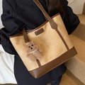 Große Shopper-Tasche in Beige und Braun mit Plüschbär-Anhänger und Fashion-Label - Khaki Mit Braunem Hund Anhänger