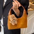 Borsa hobo marrone scamosciata con ciondolo a forma di cane e tracolla a catena - Marrone Con Ciondolo Cane Marrone