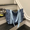 Schicke Canvas-Tragetasche mit blauem Leopardenmuster, breiten Griffen und Seitentasche - Blau