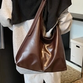 Bolso de hombro hobo grande en color marrón oscuro de piel sintética para look invernal - Marrón
