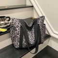 Graue Canvas-Einkaufstasche mit Leopardenmuster und breiten schwarzen Schultergurten - Schwarz