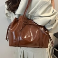 Borsa tote marrone scuro lucida in pelle PU con fiocco e dettagli laterali regolabili - Marrone