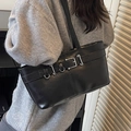 Borsa a spalla classica in pelle nera con fibbie argentate e dettagli cinturino - Nero