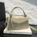 Elegante grijsgroene crossbodytas met textuur, decoratieve knoop en gouden hardware - Groen