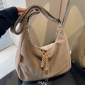 Minimalistische beige Cord-Hobotasche mit verstellbarem Gurt und gewebten Details - Braun