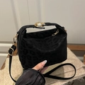 Schicke Handtasche mit schwarzem Leopardenmuster aus Wildleder und Goldbeschlägen - Schwarz