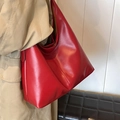 Bolso tote minimalista de cuero rojo brillante con costuras verticales para uso diario - Rojo