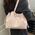 Borsa a secchiello in pelle PU rosa lucida con fiocco e spalline con coulisse - Bianco Sporco