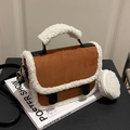 Braune Schultertasche aus Wildlederimitat mit weißem Plüschbesatz und Münztäschchen - Dunkelbraun