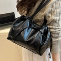 Grande borsa a spalla classica in pelle PU nera lucida con fiocco decorativo e coulisse - Nero