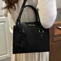 Minimalistische schwarze Handtasche mit goldener Hardware und FASHION & BAGS Aufdruck - Schwarz