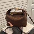 Dunkelbraune matte Wildleder-Handtasche mit Griff und goldenem Schnallenverschluss - Braun