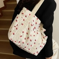 Borsa tote in velluto a coste bianco crema con stampa a fragole su modella - Bianco