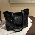 Bolso tote de cuero sintético negro con lazo dorado y remaches, estilo casual chic - Negro