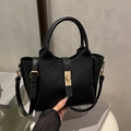 Klassische schwarze Tote-Bag aus Kunstleder mit edlem goldfarbenem Drehverschluss und Griffen - Schwarz