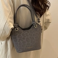 Sac seau chic à motif léopard gris avec détails dorés et logo pour femmes - Gris