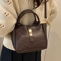 Dunkelbraune große PU-Leder Beuteltasche mit Fashion-Prägung und Goldverschluss - Braun