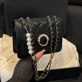 Bolso acolchado negro con cadena de perlas y elegantes detalles dorados - Negro