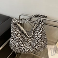 Grande borsa tote in tela leopardata con tracolla e chiusura a zip per donne eleganti - Bianco