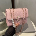 Elegante bolso acolchado rosa claro con hebilla de perlas y correa de cadena de cuero - Rosa