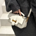 Elegante borsa a tracolla bianca con fibbia a H dorata su un maglione grigio scuro - Bianco
