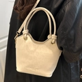 Sac seau minimaliste beige en similicuir grainé avec anneaux dorés et bandoulière - Blanc Cassé
