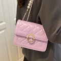 Bolso bandolera acolchado lavanda con cadena de perlas y cierre de anillo - Morado