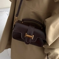Borsa a tracolla quadrata in pelle marrone scuro con fibbia dorata e cinturino - Marrone Scuro