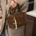 Dunkelbraune Handtasche mit Leopardenmuster, goldenem Logo und Perlenanhänger - Braun Mit Perlenanhänger