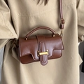 Petit sac carré vintage en cuir marron foncé avec boucle dorée et bandoulière - Fauve