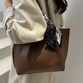Borsa tote in pelle opaca marrone con foulard geometrico in seta sulla spalla - Marrone Scuro