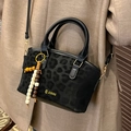Schicke schwarze Handtasche mit Leopardenmuster, Holzperlen und goldenem Markenlogo - Schwarz Mit Perlenanhänger