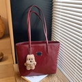 Bolso de hombro vintage rojo oscuro en cuero de charol con un colgante de oso de peluche - Rojo Con Colgante De Perro Marrón