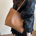 Grande borsa tote in pelle marrone indossata a spalla con finitura opaca di classe - Cuoio